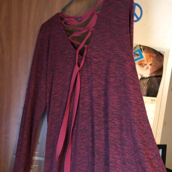 A long sleeve maroon dress - Picture 2 of 2